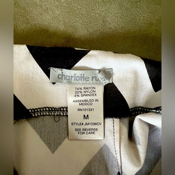 “Summer Sale” Short jean shorts with back zip. - Picture 3 of 3